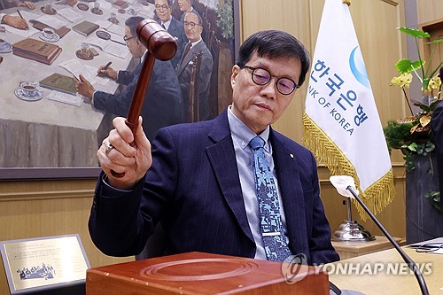 1,500원 넘보는 환율에…기준금리 연 2.5%로 5연속 동결(종합)