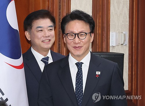 (서울=연합뉴스) 이정훈 기자 = 김민석 국무총리가 15일 서울 종로구 정부서울청사에서 열린 국가정책조정회의에 참석하고 있다. 왼쪽은 김병욱 청와대 정무비서관. 2026.1.15 uwg806@yna.co.kr
