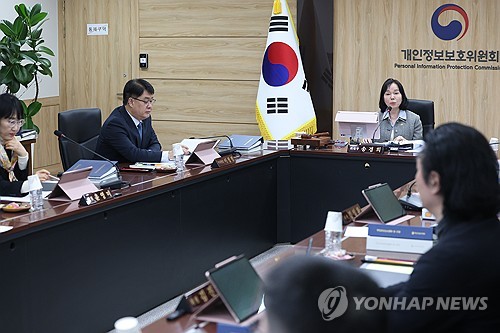 (서울=연합뉴스) 신준희 기자 = 14일 종로구 정부서울청사에서 열린 제1회 개인정보보호위원회 전체회의에서 송경희 위원장이 발언을 하고 있다. 2026.1.14 hama@yna.co.kr