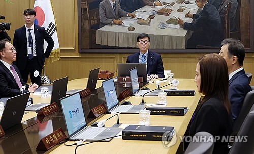 (서울=연합뉴스) 이진욱 기자 = 이창용 한국은행 총재가 15일 서울 중구 한국은행에서 금융통화위원회 통화정책방향 회의를 주재하고 있다. 2026.1.15 [공동취재] cityboy@yna.co.kr