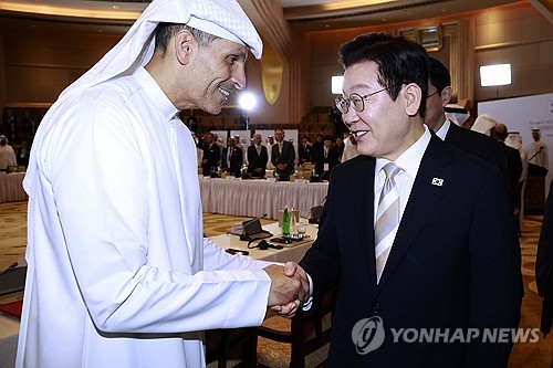 (아부다비=연합뉴스) 김도훈 기자 = 아랍에미리트(UAE)를 국빈 방문 중인 이재명 대통령이 지난해 11월 19일(현지시간) 아부다비의 한 호텔에서 열린 한-UAE 비즈니스 라운드테이블에서 칼둔 칼리파 알 무바라크 아부다비 행정청장과 인사하고 있다. 2025.11.19 superdoo82@yna.co.kr