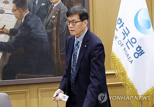 (서울=연합뉴스) 이진욱 기자 = 이창용 한국은행 총재가 15일 서울 중구 한국은행에서 열린 금융통화위원회 통화정책방향 회의에 참석하고 있다. 2026.1.15 [공동취재] cityboy@yna.co.kr