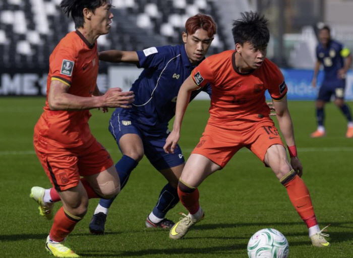 대충격! "강력 우승 후보" 중국 자존심 없나..."일부러 0-0 유지했…