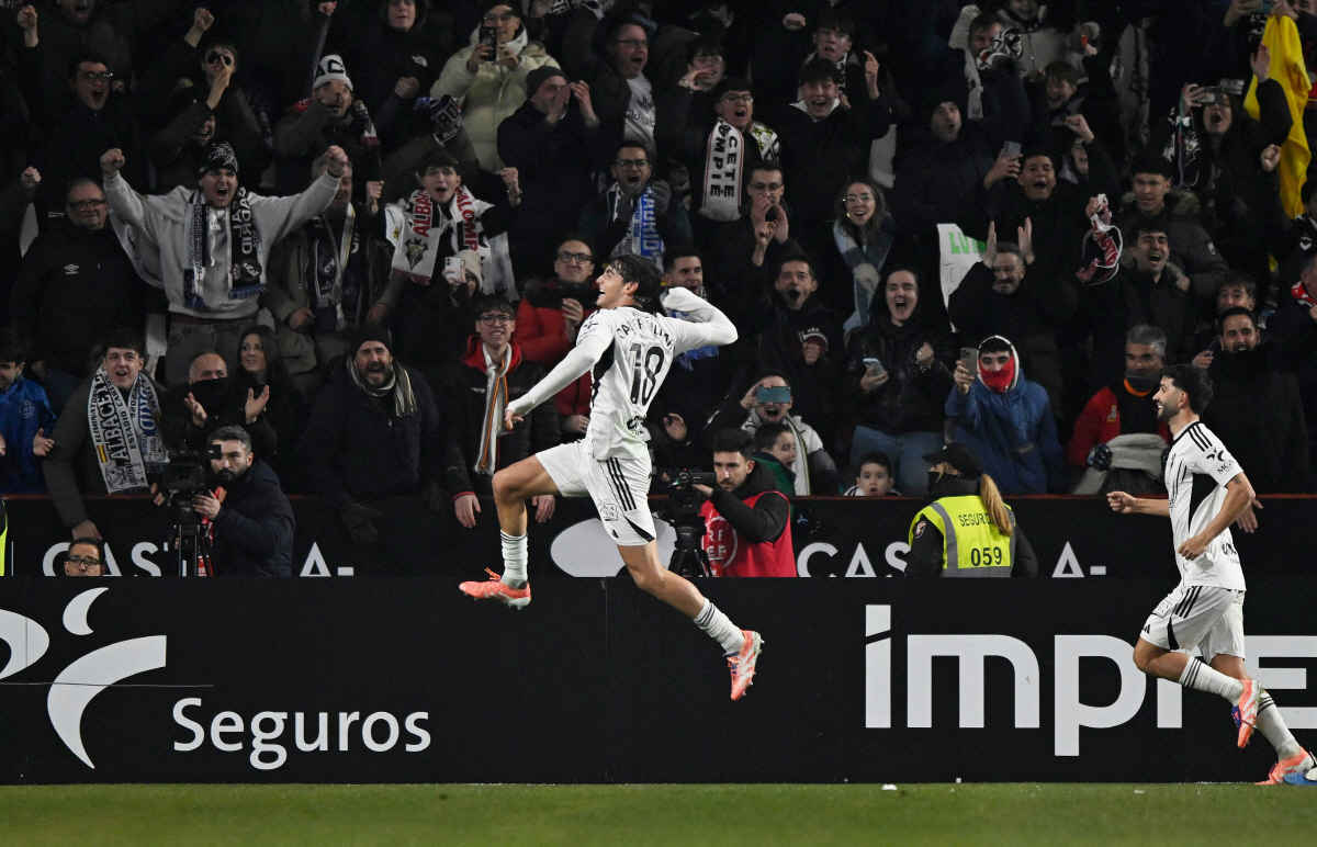 "감독이 문제가 아니야" '알론소 경질→아르벨로아 임시 감독' 레알 마드…