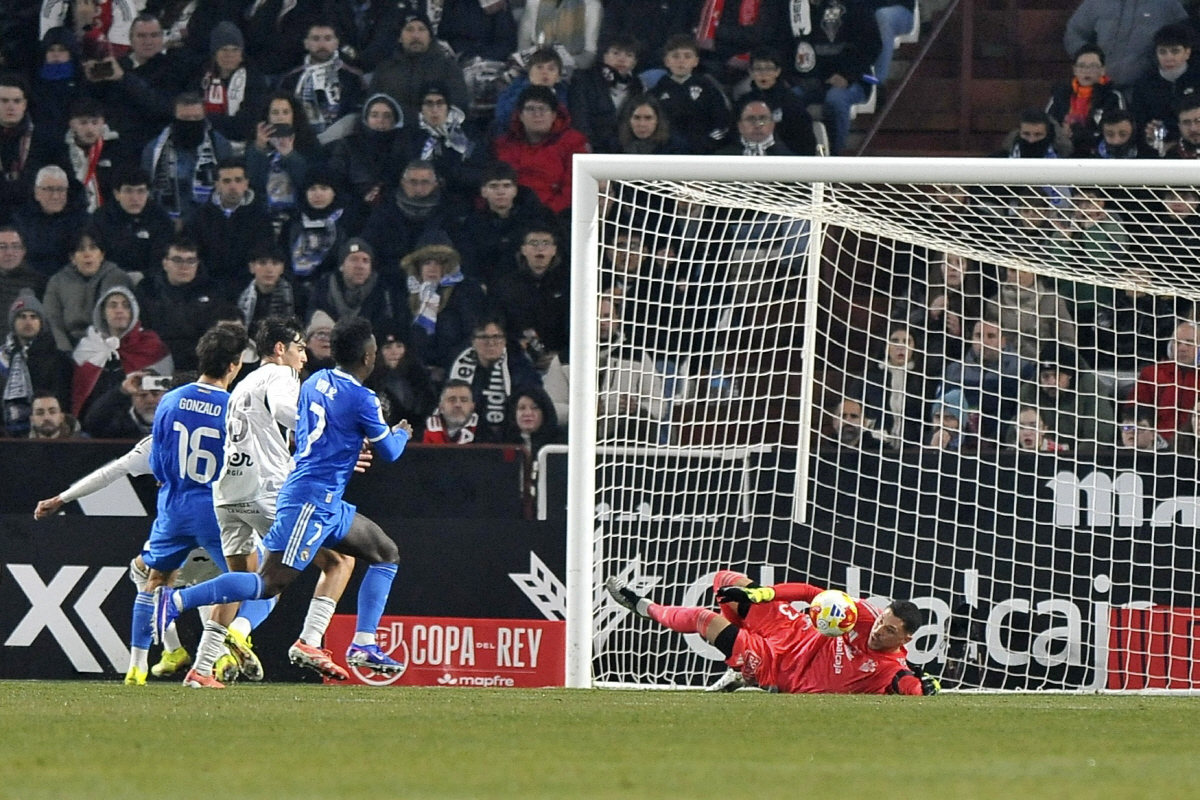 "감독이 문제가 아니야" '알론소 경질→아르벨로아 임시 감독' 레알 마드…