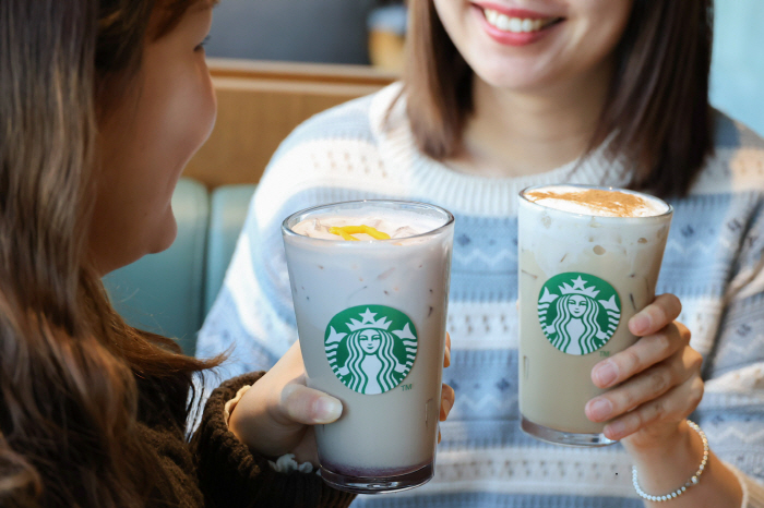 '프렌즈 오마주? 엎어지니 잘 팔리네!' 스토리로 추억과 트렌드 다 잡았다. 스타벅스, '프렌즈'효과 톡톡
