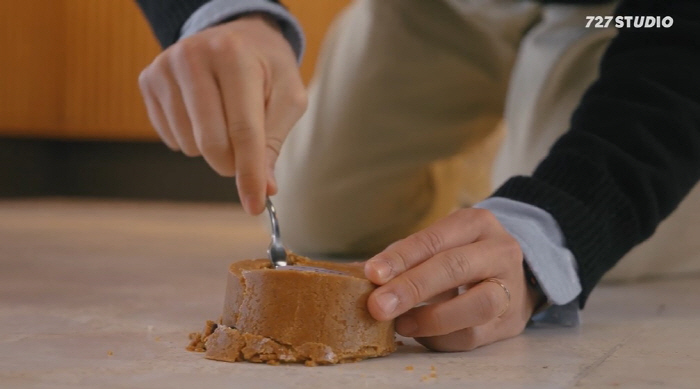 '프렌즈 오마주? 엎어지니 잘 팔리네!' 스토리로 추억과 트렌드 다 잡았…