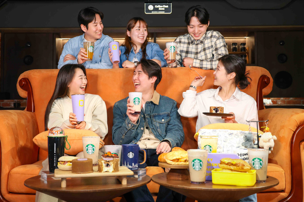 '프렌즈 오마주? 엎어지니 잘 팔리네!' 스토리로 추억과 트렌드 다 잡았…