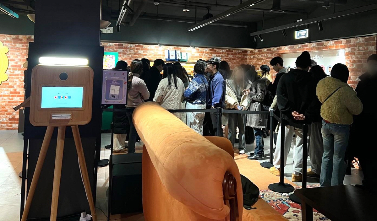 '프렌즈 오마주? 엎어지니 잘 팔리네!' 스토리로 추억과 트렌드 다 잡았…