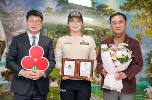 '장타왕' 방신실, 경기도 최연소 '아너 소사이어티' 회원 가입, 고향 평택시 이웃 위해 1억 원 기부