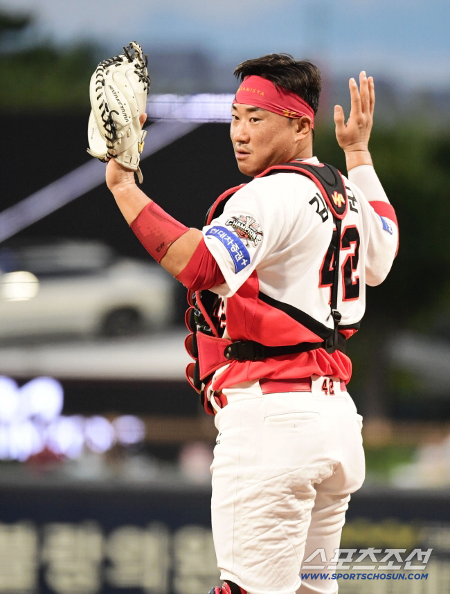 25억 계약 마지막 해, KIA 여전히 대체자 없다…또 다년계약 카드 꺼…