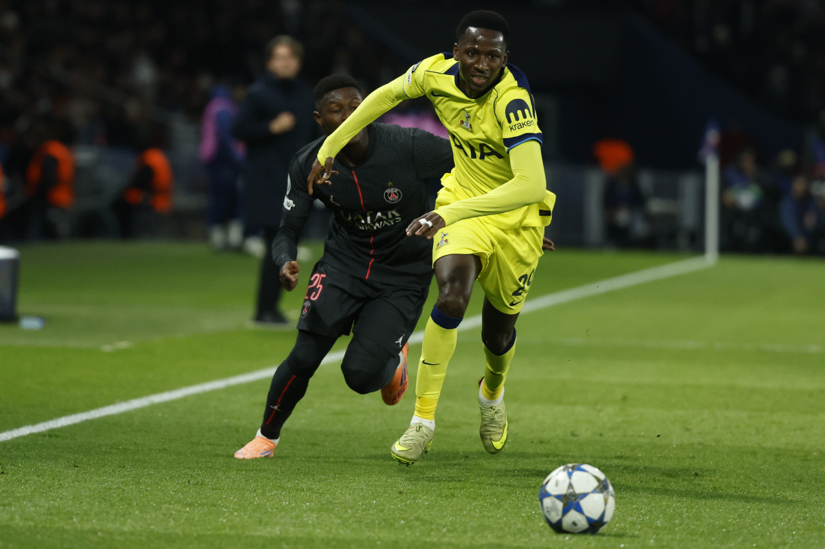 "흥민 형 그리울 거야!" 구석에서 눈물 훔친 '리틀 쏘니' 우승까지 단…