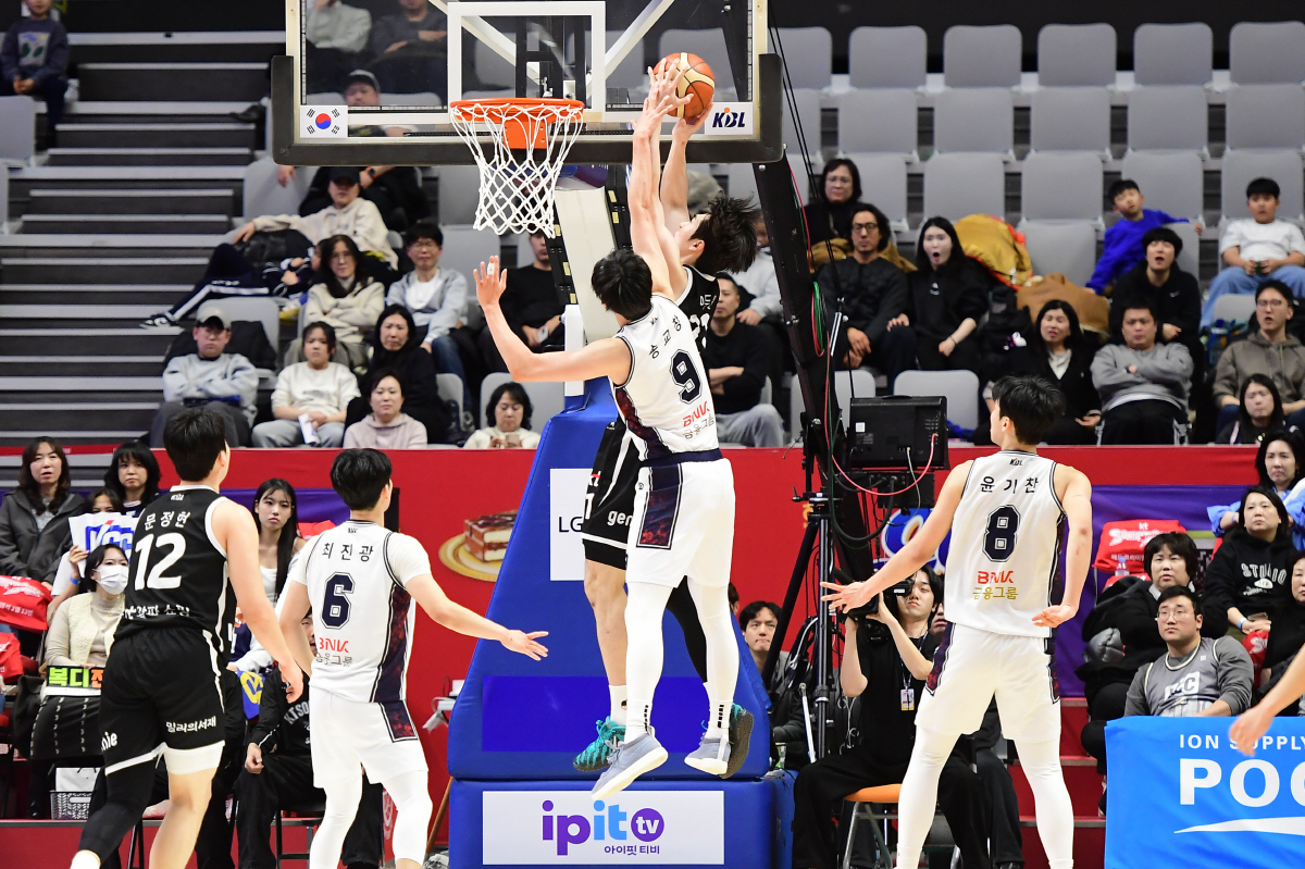 게으른 천재 깨어났다. 하윤기 공백 지운 KT 이두원. 워니, 숀롱 인정…