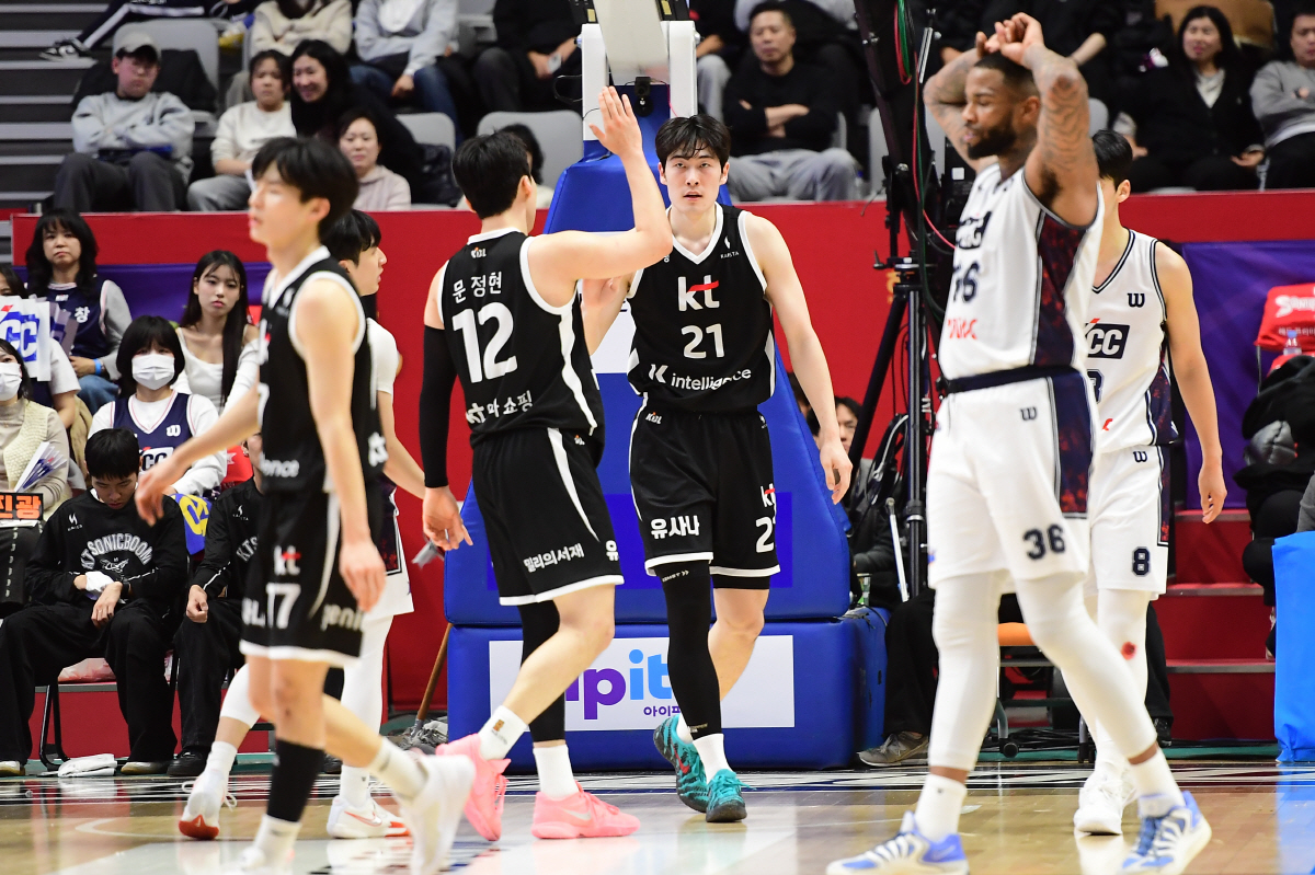 게으른 천재 깨어났다. 하윤기 공백 지운 KT 이두원. 워니, 숀롱 인정…