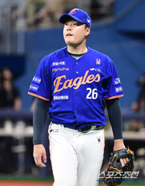 [공식발표] 한화 포기한 필승조, '연봉 3억' 초대박…'445.5%↑' 안현민 구단 역대 최고 인상률 기록