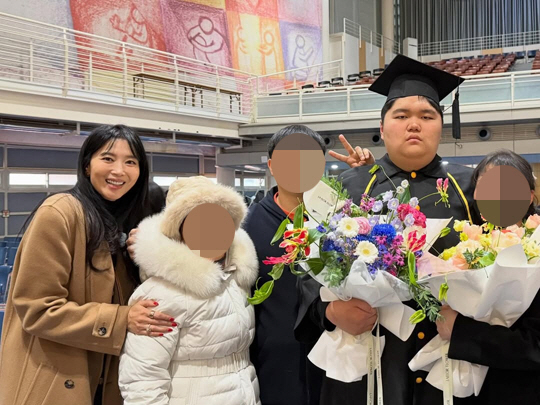 오윤아, 발달장애 子 졸업에 감격 "선생님들 고생 多"..대입 실패 후 …