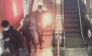 지하철 타기 전 주머니에 있던 보조 배터리 발화…인증 제품?