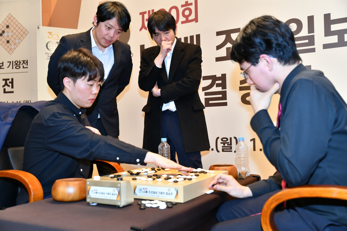 '이세돌 제자' 신민준, 28년만의 바둑 한일 결승서 '역전우승'…5년만…