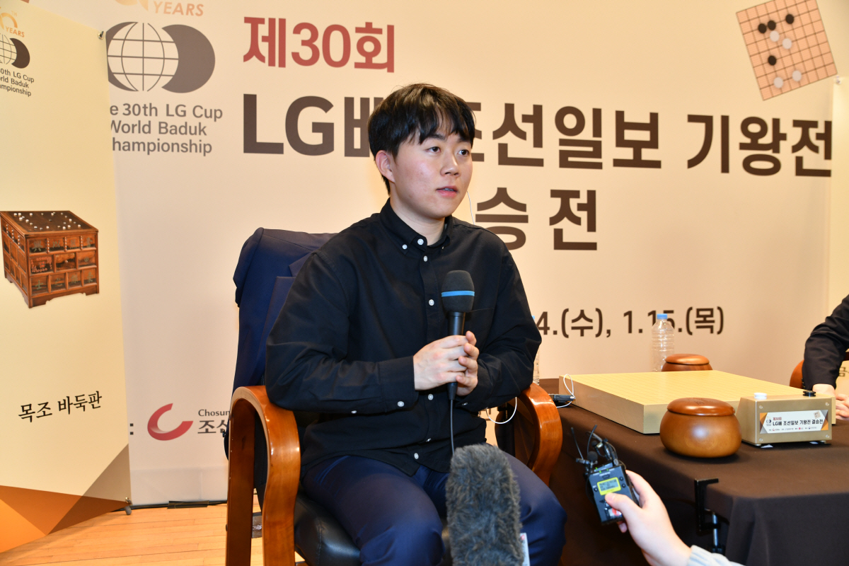 '이세돌 제자' 신민준, 28년만의 바둑 한일 결승서 '역전우승'…5년만…