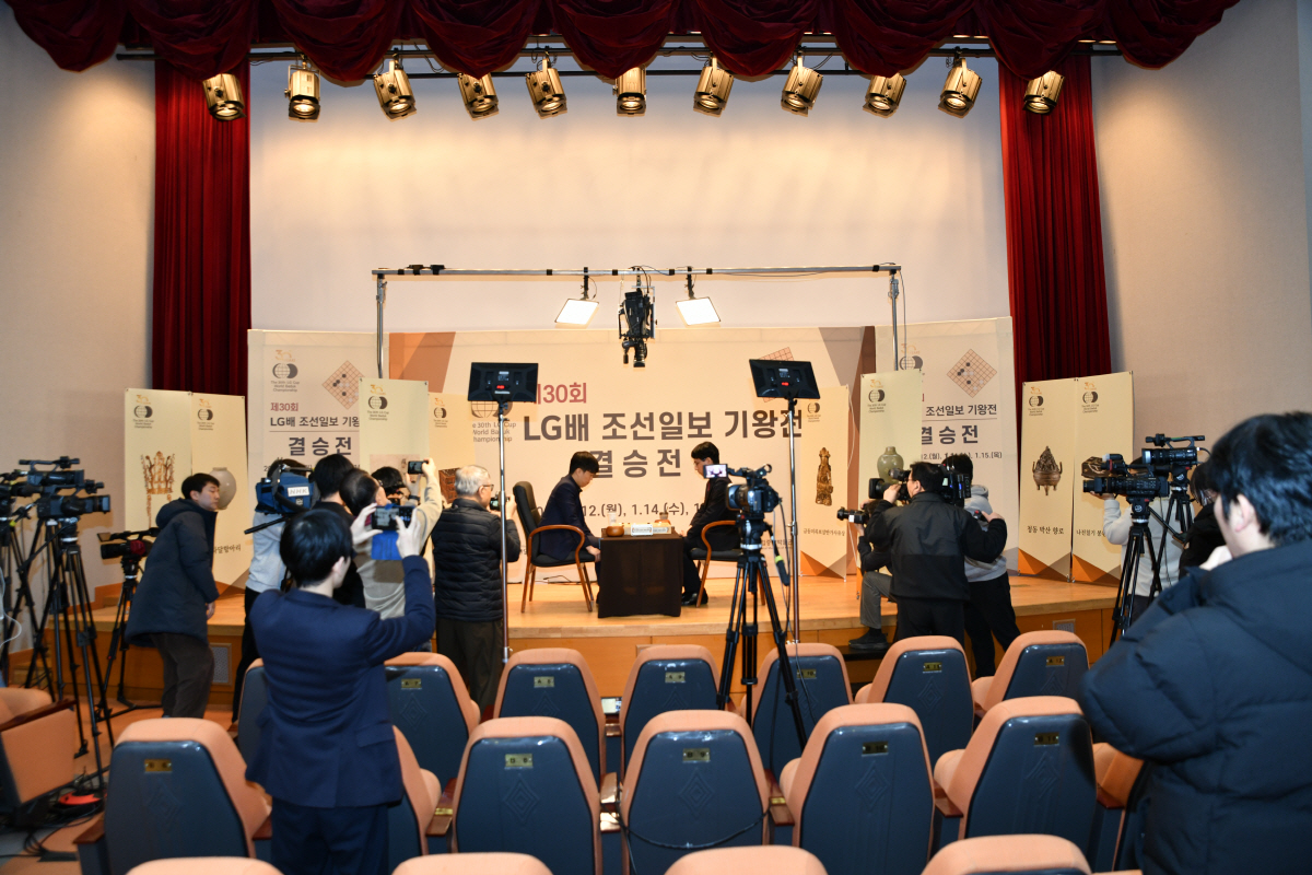 '이세돌 제자' 신민준, 28년만의 바둑 한일 결승서 '역전우승'…5년만…