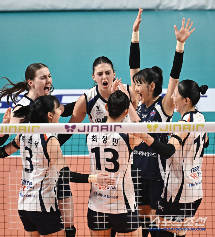 '와 IBK 미쳤다' 파죽의 5연승, 3위 흥국생명 압박한다…GS칼텍스 뼈아픈 2연패[장충 리뷰]