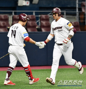 은퇴한 '홈런왕'이 포기 못한 '안타왕'에게…