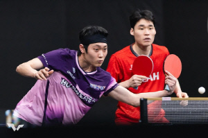 탁구 장우진, WTT 대회 복식서 세계 2위 린스둥 또 잡았다
