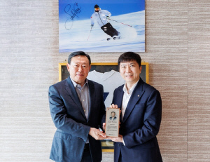 신동빈 롯데 회장, 대한체육회 감사패 받아…동계 스포츠 기여