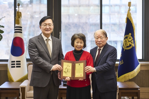 '서울대 67학번 부부' 최성복·김윤수씨, 모교에 10억원 기부
