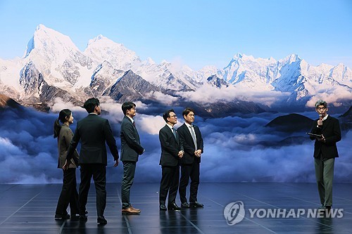 金총리, CJ ENM 방문…"AI 문화 강국으로 방향 잡아야"