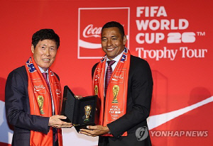 월드컵 트로피 마주한 차범근 