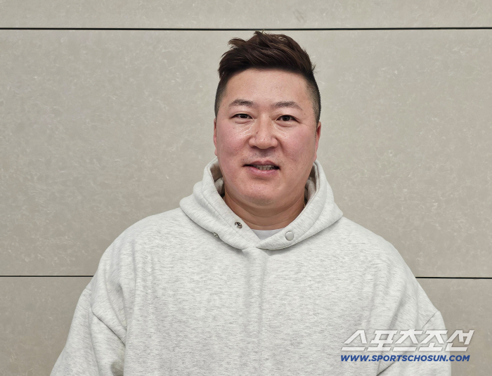 "등번호? 오늘 결정났죠" 돌아온 최형우, 양보받은 34번 → 왜 '명품' 아닌 특별한 선물 준비했나 [인천공항포커스]