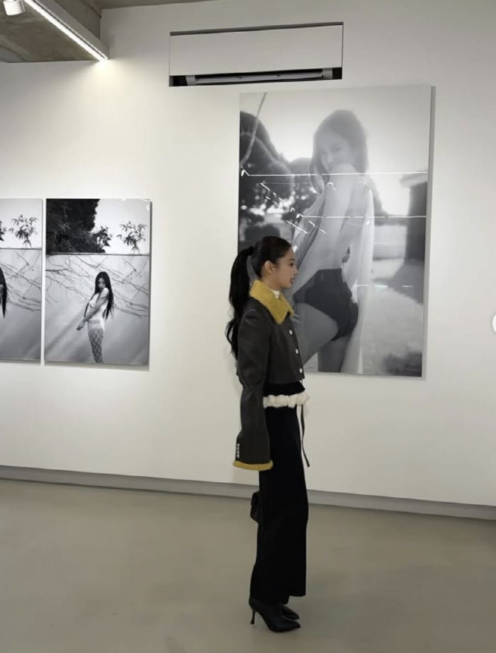 제니, 25살의 가장 빛나는 순간...생일날 '인생 첫 사진전' 직접 방…