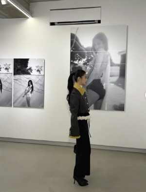 제니, 25살의 가장 빛나는 순간...생일날 '인생 첫 사진전' 직접 방문