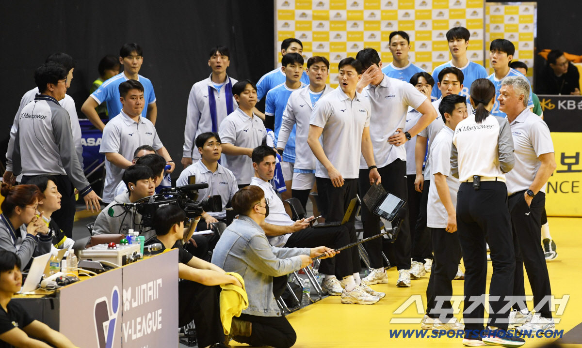 2026년 처음으로 웃었다! 선두 대한항공, KB손해보험 제압 '4연패 …