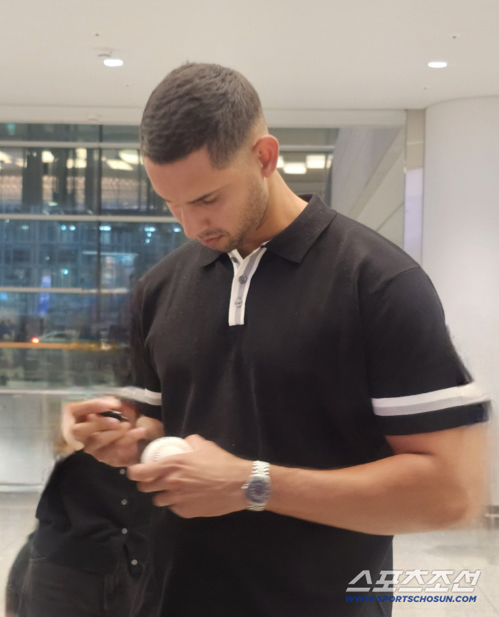 "폰와 대체 부담? 그 이상 해낼 것"  베네수엘라→파나마→네덜란드, 22시간 비행 끝에 선 도전의 땅, 157㎞ 장신외인의 자신감