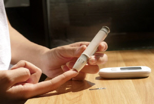 당뇨 환자는 왜 '눈'에 문제가 생길까?…실명 원인 '당뇨망막병증' 증상과 치료는?