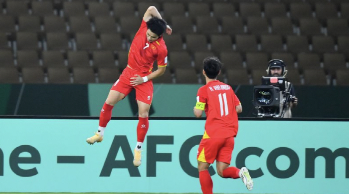 "멋진 헤더골!" 日 깜짝 놀란 '김상식 매직'…베트남 돌풍, 2018년…