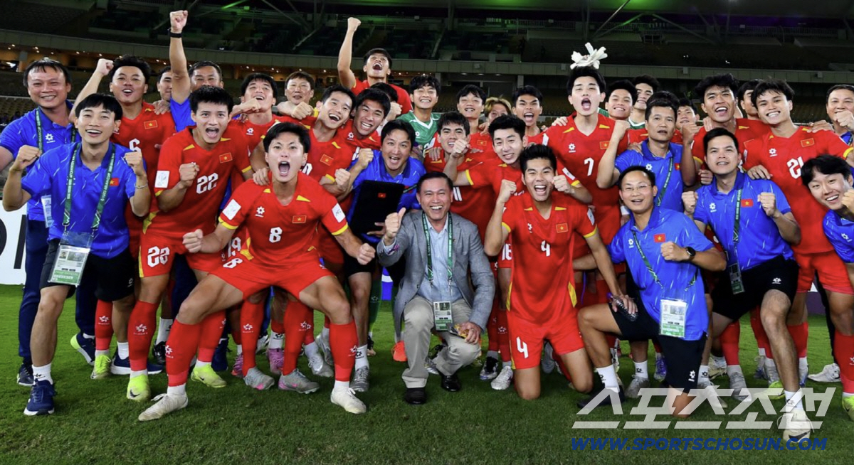 '다크 마법사'의 4강 매직→"AGAIN 2018" 후끈 달아오른 베트남…