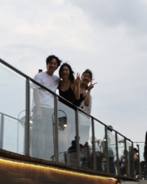 엄태웅♥윤혜진, 딸과 발리서 가족사진 찍었다...