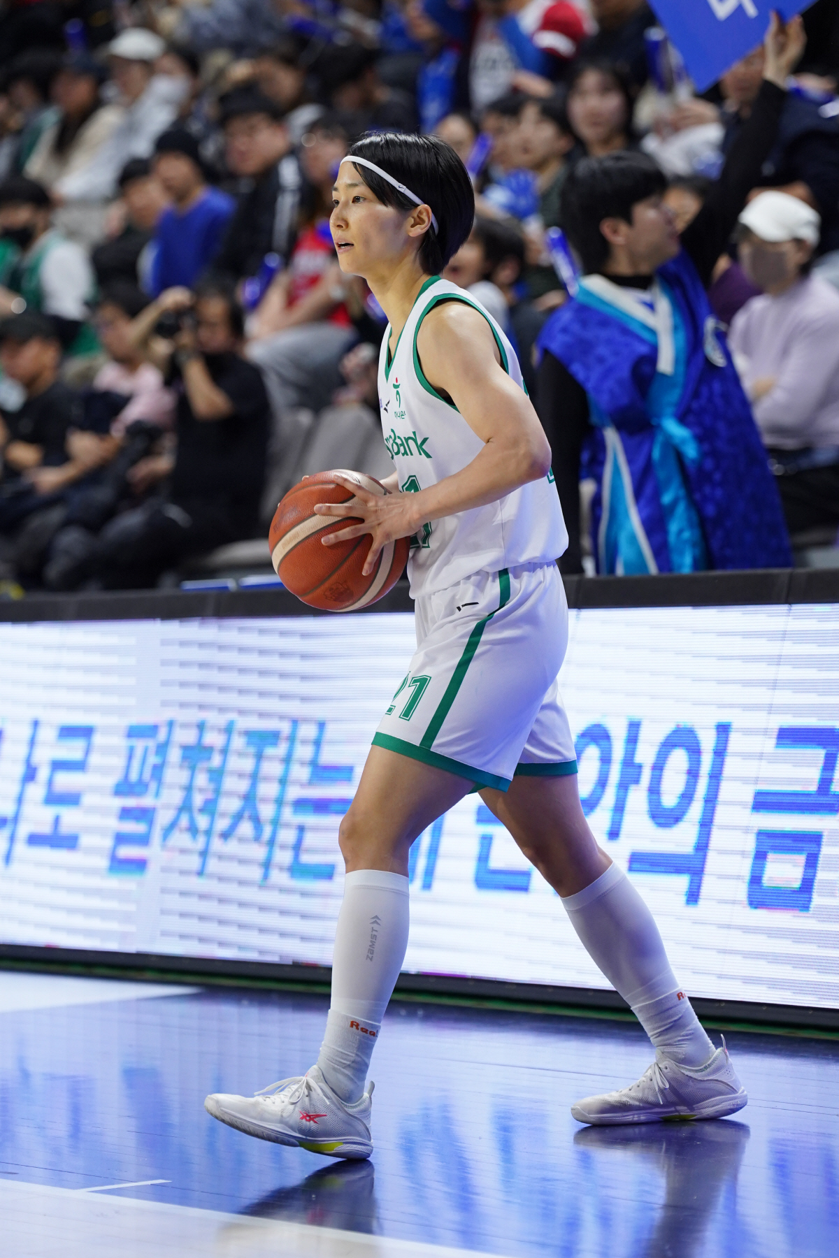 '진안+사키 28득점 합작' 하나은행, 우리은행 63-51 잡고 6연승+…