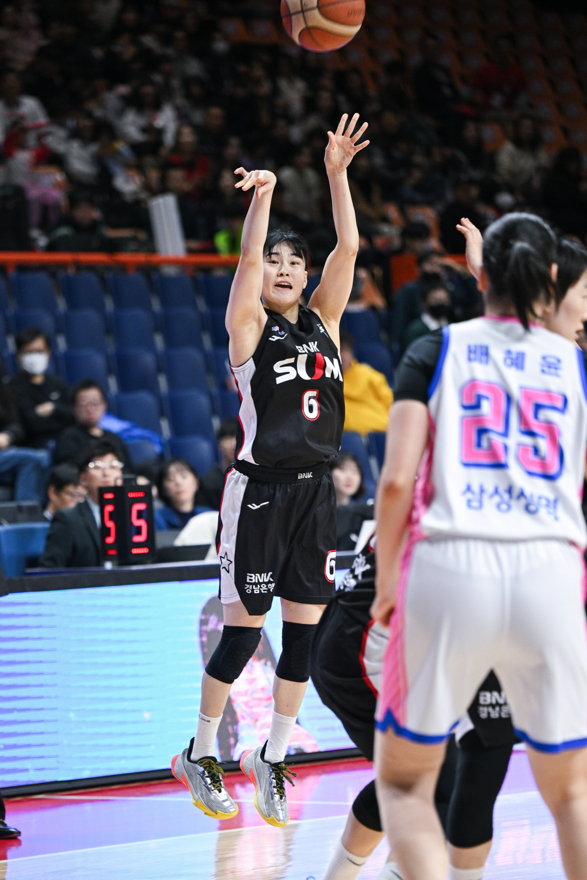 '진안+사키 28득점 합작' 하나은행, 우리은행 63-51 잡고 6연승+…