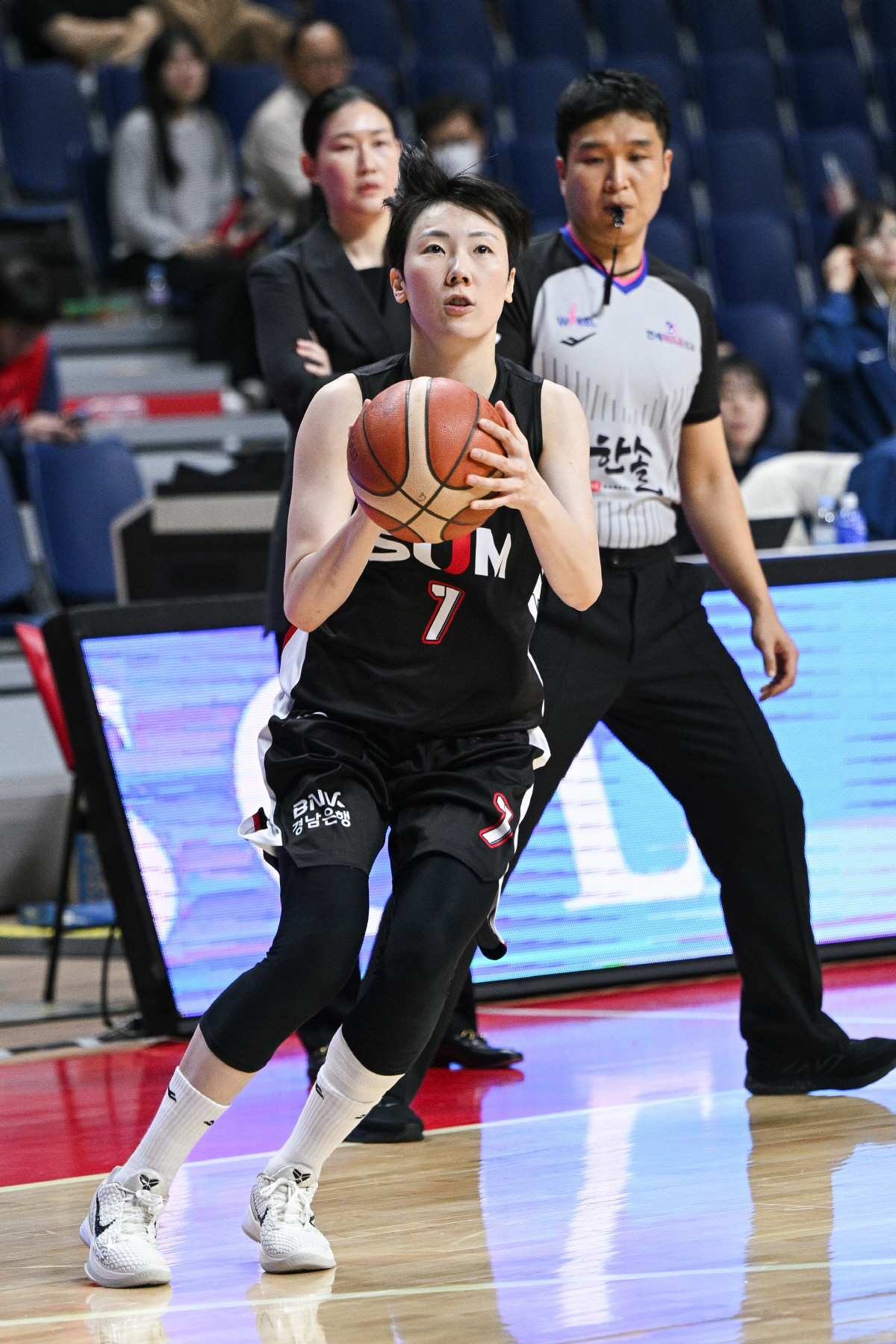 '진안+사키 28득점 합작' 하나은행, 우리은행 63-51 잡고 6연승+…