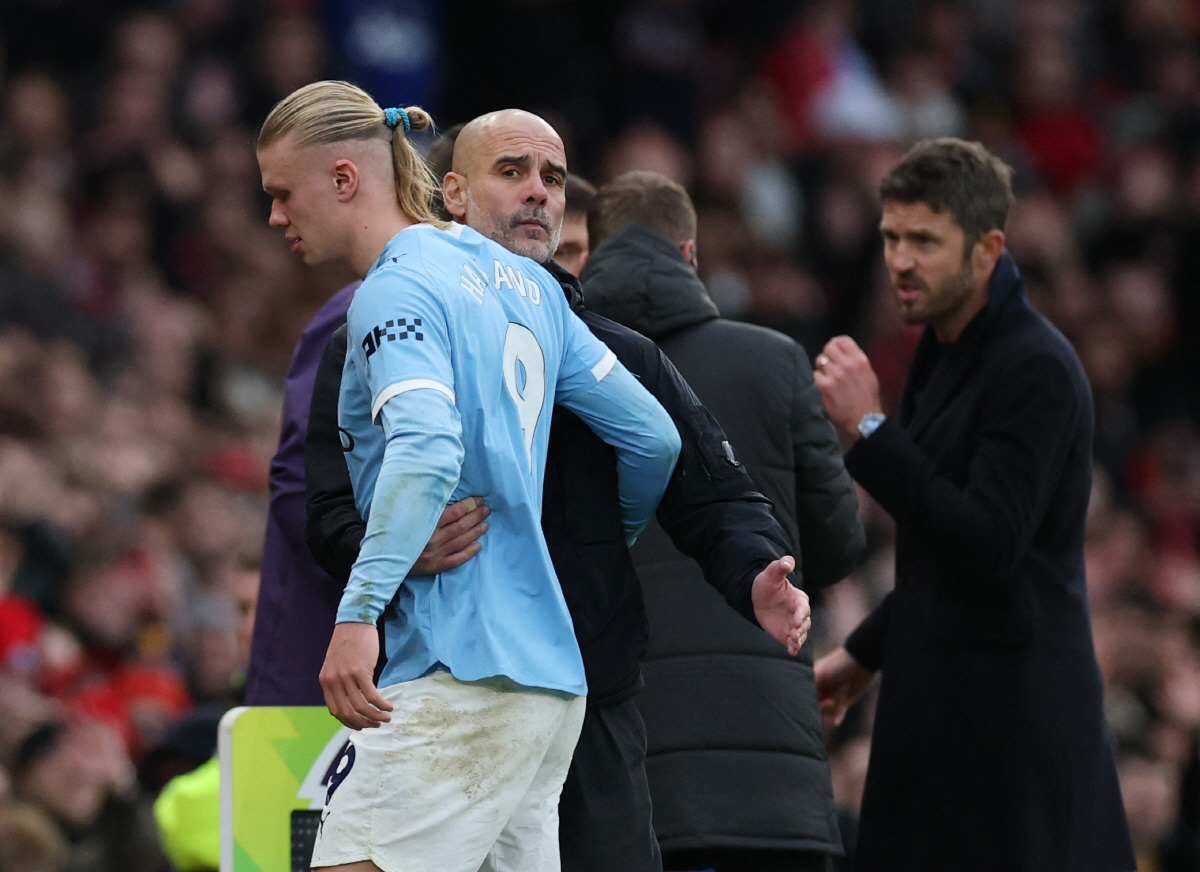 [EPL 리뷰]"소방수 캐릭 미쳤습니다" 맨체스터 더비서 2-0 데뷔승 …