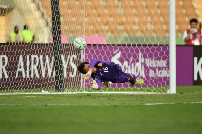 '390분 무실점!' 中 GK 미친 활약 폭발…중국, 사상 첫 4강 진출 환호 '김상식의 베트남과 준결승 충돌'