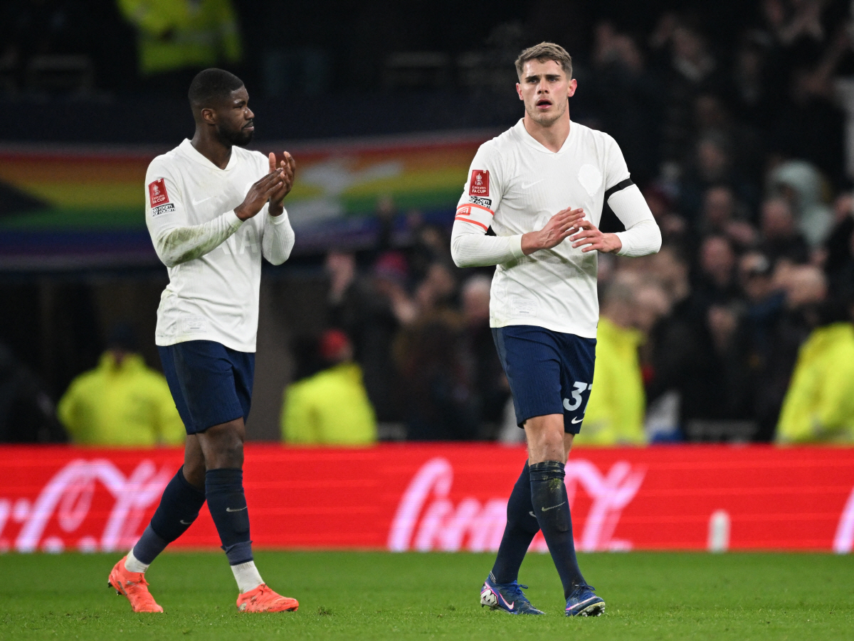 "리버풀, 당장 미키 판 더 펜을 영입해!" 안방서 번리와 1-1무→팬 …