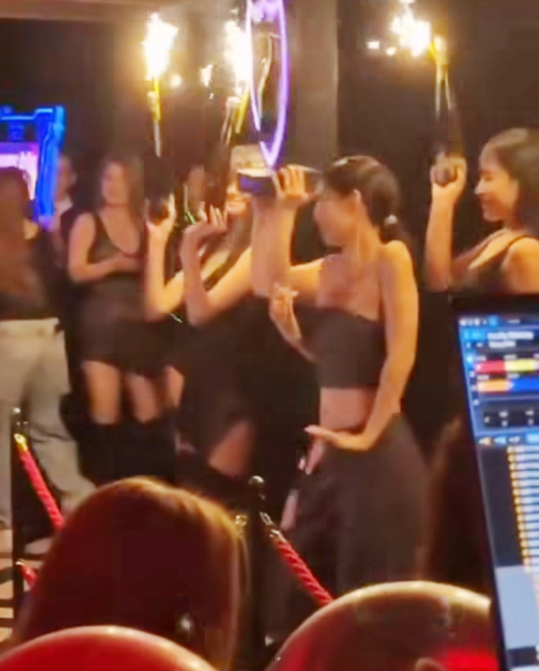 제니 생일파티, '샴페인 걸' 연출에 비판 확산…"이게 왜 필요하냐"