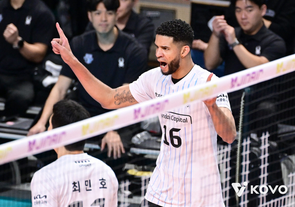 레오 터지고, 벽까지 높았다 …선두까지 1점 차! 대한항공, 우리카드 잡…