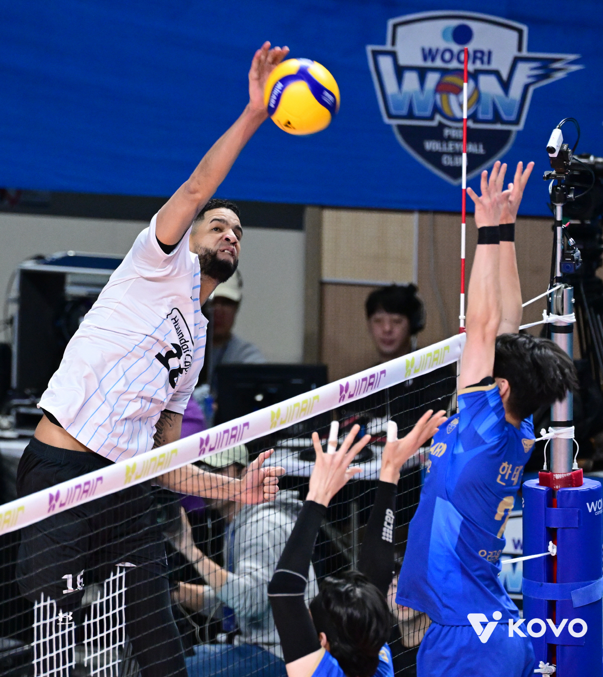 레오 터지고, 벽까지 높았다 …선두까지 1점 차! 대한항공, 우리카드 잡…