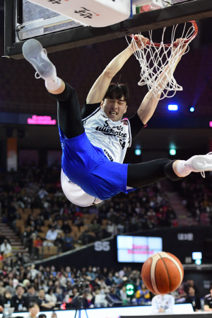 'KBL판 맥 맥클렁 탄생' 삼성 조준희 올스타전 덩크 콘테스트 2연패 달성. 눈 감고 그대로 찍었다. 